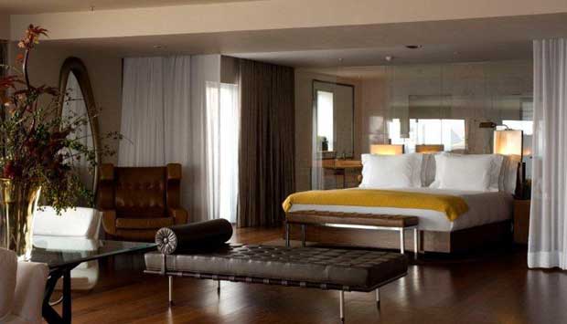 Badalado hotel da orla de Ipanema, tem como quarto mais luxuoso o Ocean Front. São 130 metros quadrados de área interna, TV de 50 polegadas, máquina de café Nespresso e banheira desenhada pelo designer francês Philippe Starck com vista para o mar. Para de<br>