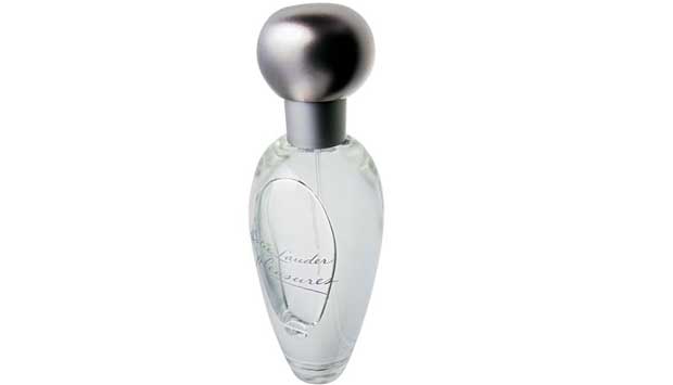Idealizado em 1995, é uma fragrância floral, com violeta, peônia, jasmim e rosa. "Queridinhas das mulheres, as notas de flores, com apelo romântico, são encontradas em boa parte das essências lançadas nessa época", afirma o perfumista Adilson Rato, da cas<br> Idealizado em 1995, é uma fragrância floral, com violeta, peônia, jasmim e rosa. "Queridinhas das mulheres, as notas de flores, com apelo romântico, são encontradas em boa parte das essências lançadas nessa época", afirma o perfumista Adilson Rato, da cas<br>