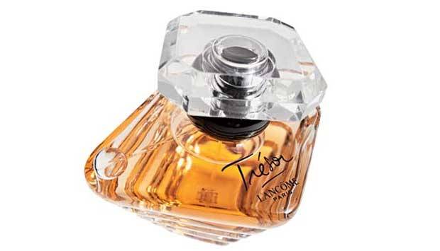 "Tr&eacute;sor seguiu a mesma filosofia de Angel, de Thierry Mugler: fugir da moda das fragr&acirc;ncias frescas e investir em uma ess&ecirc;ncia marcante", diz J&uacute;lia Fernandez, da IFF. Criado em 1990 para se tornar s&iacute;mbolo da Lanc&ocirc;me e desde ent&atilde;o presente na lista dos mai<br>