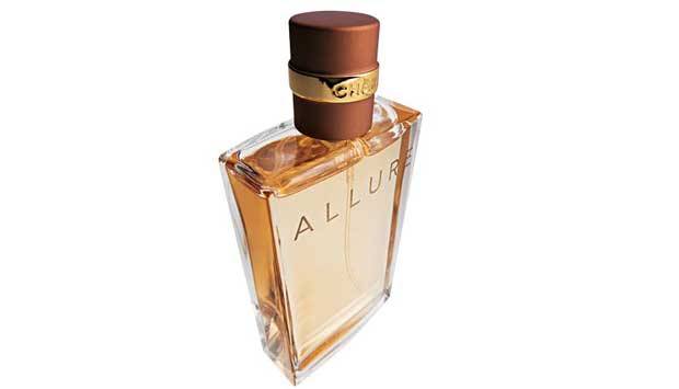 "A fragr&acirc;ncia surgiu no final dos anos 1990, momento em que perfumes considerados inovadores ganharam espa&ccedil;o", diz J&uacute;lia Fernandez. Traz notas de jasmim e rosa de maio, presentes em Chanel N&ordm; 5, al&eacute;m de toques de cidra e tangerina. Uma vers&atilde;o com apelo ma<br>
