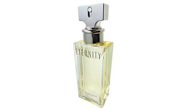 Em 1987, Calvin Klein presenteou a então esposa, Kelly, com uma aliança que continha gravada a palavra eternity, eternidade em inglês. O perfume nasceu no ano seguinte como uma homenagem a todas as histórias de amor. "E ternity é o símbolo romântico da mu<br>