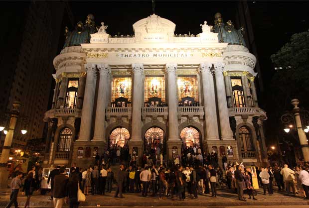 O majestoso Theatro Municipal se destaca na paisagem do Centro há 102 anos<br>