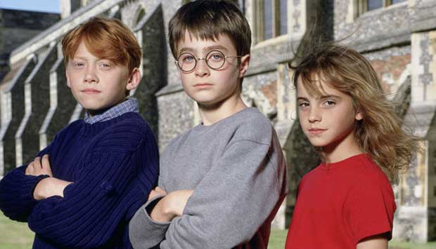 Ron Weasley (Rupert Grint), Harry Potter (Daniel Radcliffe) e Hermione Granger (Emma Watson), em 2001, no filme Harry Potter e a Pedra Filosofal<br>
