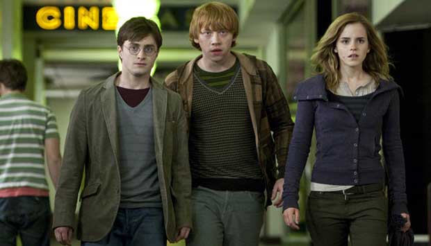 Nove anos depois, em 2010, Harry Potter (Daniel Radcliffe), Ron Weasley (Rupert Grint), Hermione Granger (Emma Watson), em Harry Potter e as Relíquias da Morte<br>
