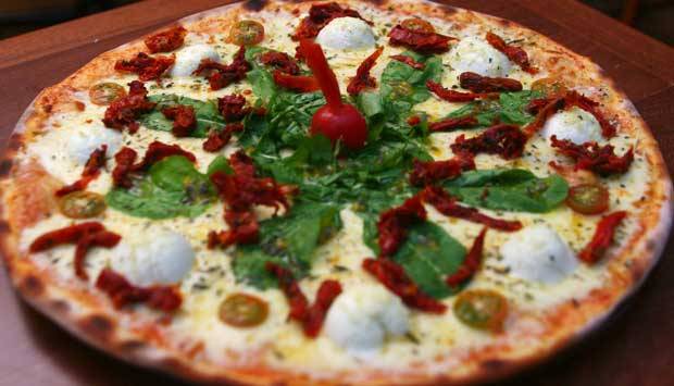 A novidade especial da casa para o dia da pizza &eacute; a burrata speciali (R$ 42,00).<br>