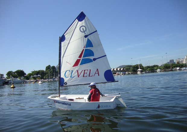 Aulas de vela, mergulho, windsurf e outras atividades na colônia náutica da Marina da Glória<br>