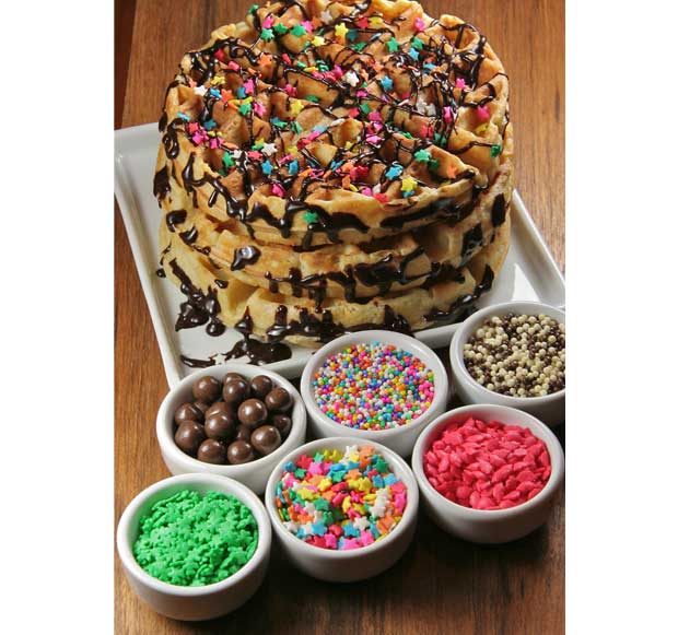 Decore seus waffles com granulado, brigadeiro e confeitos coloridos na The Bakers<br>