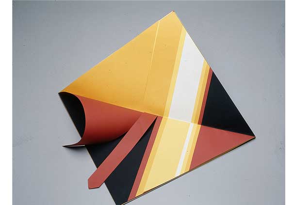 Gibi, 1970.<br>papel craft. 45 X 45 cm.<br>Observação: (aberto); 44 x 22,5cm. (fechado)<br>