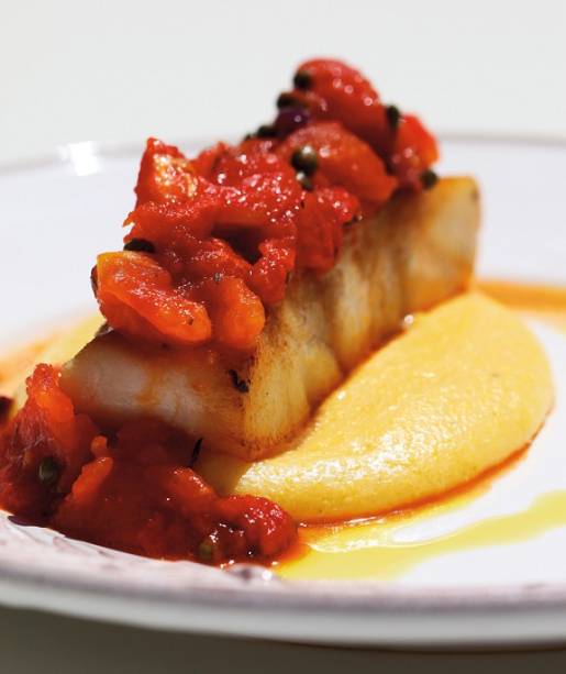 O robalo grelhado com tomate assado, azeitonas pretas e alcaparras acompanhado de polenta italiana cremosa (R$ 59,00) é preparado pela chef Carla Pernambuco. Rua Dias Ferreira, 64, lojas B e C, Leblon, 2540-6821.<br>