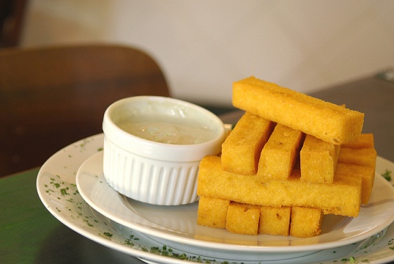 No friozinho, a chef executiva Karla Keide sugere a polenta frita com molho gorgonzola (R$ 15,90). Rua Domingos Ferreira, 215 loja A, Copacabana, 3816-0909.<br>