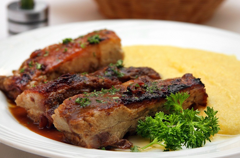 O restaurante serve polenta italiana mole como acompanhamento de diversas carnes assadas, entre elas o javali com molho de vinho e ervas (R$ 69,00). Rua Antônio Vieira, 18, Leme, 2541-4477.<br>