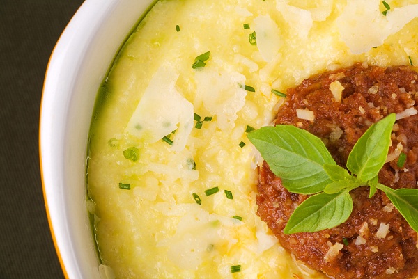 Entre os tradicionais potinhos do bar está o de polenta com ragu de calabresa e um toque de pimenta dedo de moça (R$ 21,00). Rua Capitão Salomão, 69, Botafogo, 3239-1951.<br>