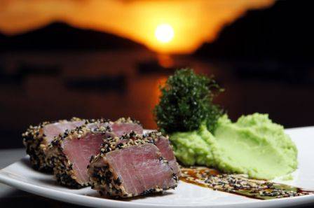 Atum em crosta de gergelim com pur&ecirc; de wasabi e couve crocante.<br>