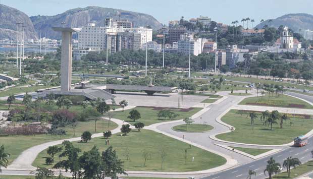 O Monumento aos Mortos da Segunda Guerra Mundial (1952), popularmente conhecido como Monumento aos Pracinhas, no Aterro do Flamengo, foi projetado pelos arquitetos Marcos Konder Netto e Hélio Ribas Marinho, vencedores de um concurso nacional. A construção<br>