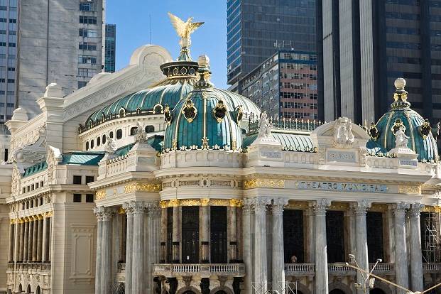 Joia da arquitetura e um dos teatros mais belos do mundo, ele apresenta vasta riqueza de detalhes tanto interna quanto externamente. Inaugurado em 1909 pelo presidente Nilo Pe&ccedil;anha, o Theatro Municipal do Rio de Janeiro foi fruto da mescla de dois projeto<br>
