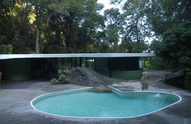 Projetada em 1951 e construída em 1953 por Oscar Niemeyer, a casa modernista foi a residência do arquiteto e sua família durante 12 anos. Situada na Rua Carvalho de Azevedo, na Estrada das Canoas, em São Conrado, ela foi tombada em 2007 pelo Instituto do<br>