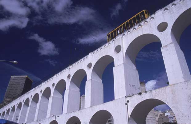 O aqueduto é considerado a obra arquitetônica de maior porte empreendida no Brasil durante o período colonial. A estrutura em pedra argamassada foi inaugurada em 1750, quando as águas brotaram aos pés do Convento de Santo Antônio, em um chafariz de mármor<br>