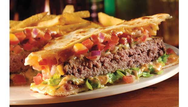 (R$ 30,50) Hambúrguer com tempero mexicano: 200 gramas de carne bovina coberto com queijo cheddar, bacon, tomate, cebola roxa, alface e jalapeño. Servido entre duas tortillas, temperado com pico de gallo e molho mexi ranch<br>