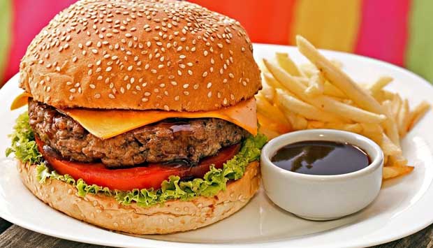 (R$ 27,90) O sabor caseiro da nossa lista tem 200 gramas de pura carne bovina, queijo cheddar, cebola picada no molho shoyu, alface e tomate no pão com gergelim. Vem na companhia de batata frita ou, para aliviar depois de tantas calorias, uma caesar salad<br>