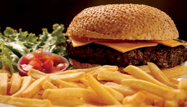 (R$ 36,20) Um dos monsters burguers, estrelas da casa, é feito com hambúrguer de picanha (400 gramas), manteiga de alho, cebola grelhada e queijo.<br>