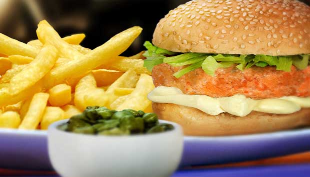 (R$ 23,90) A típica hamburgueria americana que há três anos se instalou em frente ao Consulado dos Estados Unidos, na Rua México, oferece muito além do tradicional burger and cheese que os yankees tanto adoram. A sugestão é um burger de salmão (200 gramas<br>
