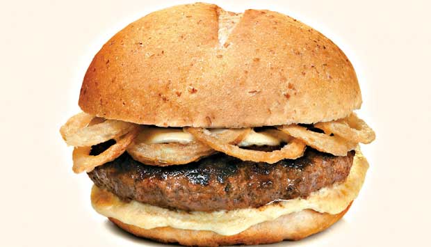(R$ 18,00) Cebolas, muitas e crocantes cebolas recheiam o pão integral deste hambúrguer de maminha com 200 gramas da carne, coberto por creme de queijo. Um pedido à altura do climinha anos dourados do restaurante, com muito rock n? roll e o charme típico<br>