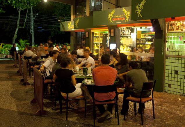 Na Academia da Cachaça, no Leblon, fazem sucesso as artesanais. Forte, a Corisco, de Paraty sai a R$ 6,80 a dose. Nova na carta do bar, a Fazenda Soledade, feita em Nova Friburgo, é envelhecida em jequitibá e boa para ser apreciada pura. Rua Conde Bernado<br>