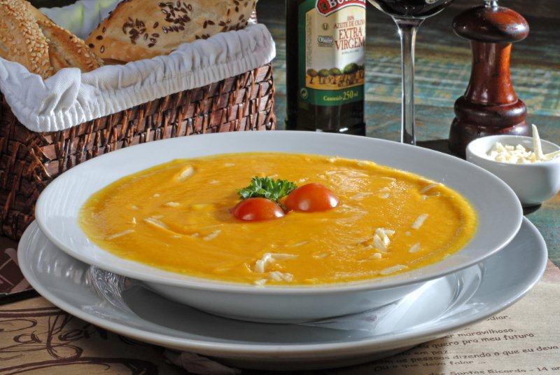 O restaurante italiano Gero, em Ipanema, tem cremes incríveis como o de parmesão com cevada e carpaccio de peixe (R$ 55,00) e o de funghi com massa folhada (R$ 57,00). Já no Guetto, na Barra, a sugestão é o creme de mandioquinha com camarões (R$ 17,90) e<br>