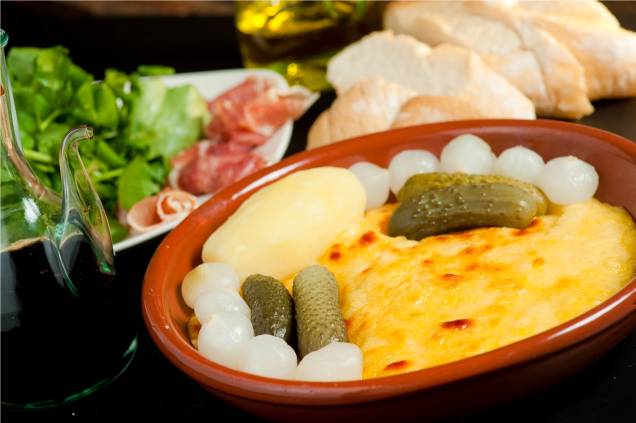 No Uva, Vinho e Cia, na Barra, são oito opções da receita com o queijo que dá nome ao prato suíço. A versão com batata recheada custa R$ 54,00 e vem com pepinos e cebolinhas em conserva. Acompanha pão italiano. Outro destaque é a raclete com maçã (R$ 47,0<br> No Uva, Vinho e Cia, na Barra, são oito opções da receita com o queijo que dá nome ao prato suíço. A versão com batata recheada custa R$ 54,00 e vem com pepinos e cebolinhas em conserva. Acompanha pão italiano. Outro destaque é a raclete com maçã (R$ 47,0<br>