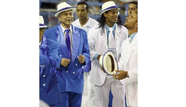 O craque se esbaldou na Sapuca&iacute; desfilando pela Portela<br>