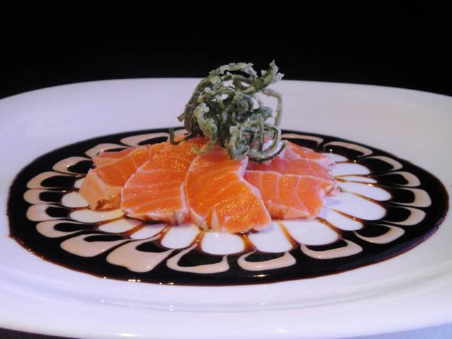 Tataki de salmão à Minas Gerais: salmão branqueado em fatias com crocante de couve e molho preto e branco (entrada). Menu completo: R$ 120,00.<br>