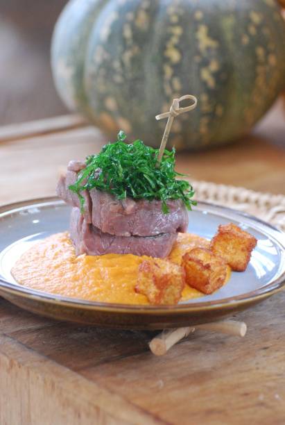 Carne de sol com creme de jerimum, coalho dourado e crispy de couve (prato principal). Menu completo: R$ 83,00.<br>