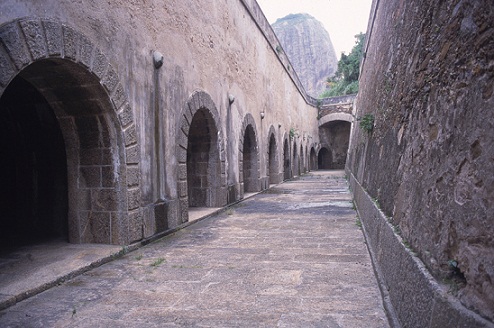 Composto por três fortes, teve como função proteger o povoado de São Sebastião do Rio de Janeiro nos primeiros anos de existência da cidade<br>