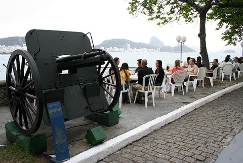 Além de atrações históricas, conta com dois cafés de onde admira-se toda a orla do bairro<br>