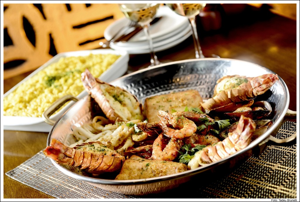 Lagosta, camarão, mexilhão, peixe e lula grelhados ao molho provençal, mais arroz de açafrão: pratos fartos (foto: Tadeu Brunelli)