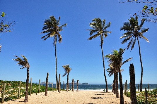 A foto mostra a Praia de Ipanema vazia