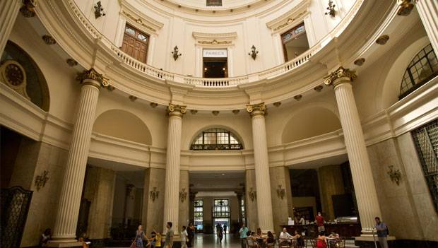 O amplo espa&ccedil;o &eacute; ornamentado com belas colunas em estilo neocl&aacute;ssico<br>