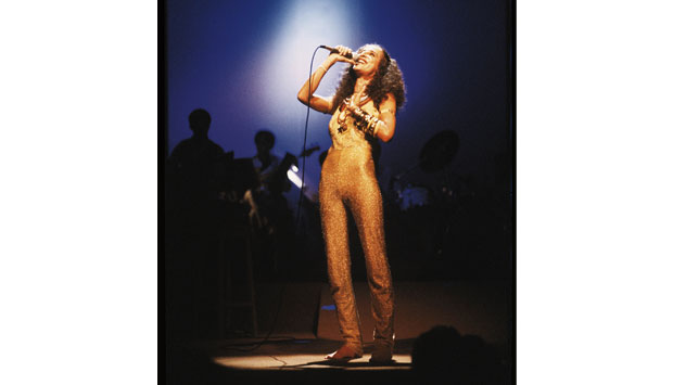 Maria Bethânia durante apresentação do espetáculo Entranha Forma de Vida, em 1981<br>