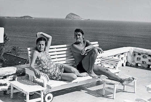 Elis Regina e o marido, Ronaldo Bôscoli, na residência deles na Avenida Niemeyer, no início dos anos 70<br>