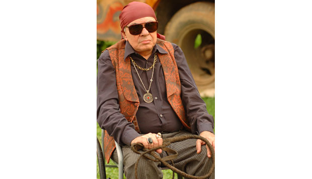 Em um de seus últimos trabalhos na TV, Chico Anysio interpretou o personagem Cigano na novela Pé na Jaca<br> Em um de seus últimos trabalhos na TV, Chico Anysio interpretou o personagem Cigano na novela Pé na Jaca<br>