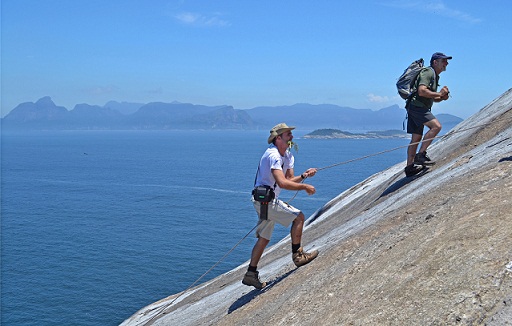 Pesquisadores escalam o paredão da Ilha Redonda em trabalho para mapear toda a fauna marinha e terrestre das ilhas<br>