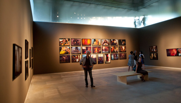 As obras reunidas apresentam a imagem fotográfica em diversos suportes, como fotos individuais, painéis, filme, instalações audiovisuais e multimídia<br>