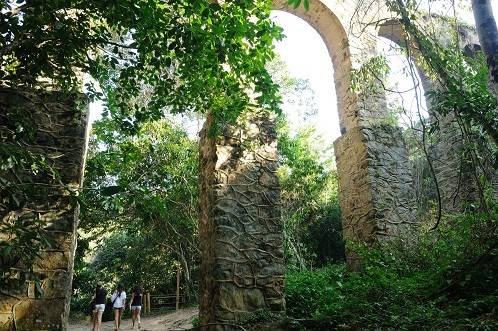 Constru&iacute;do no s&eacute;culo XIX, servia para fornecer &aacute;gua aos viajantes que chegavam ao Brasil e ficavam de quarentena na ilha<br>