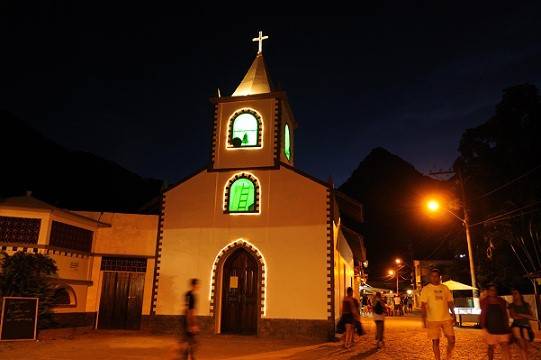 Constru&iacute;da h&aacute; 150 anos em homenagem ao santo padroeiro da ilha, fica na pra&ccedil;a central da Vila do Abra&atilde;o<br>