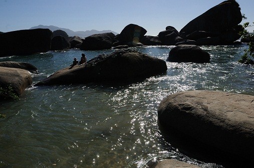 Cercado por pedras enormes e com apenas 15 metros de extensão, tem mar tranquilo e várias piscinas naturais<br>