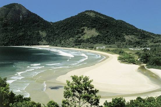Emoldurada por riachos, abrigou at&eacute; 1994 o pres&iacute;dio de Ilha Grande. Hoje um recanto tranquilo, tem 1 quil&ocirc;metro de praia e manguezais preservados<br>