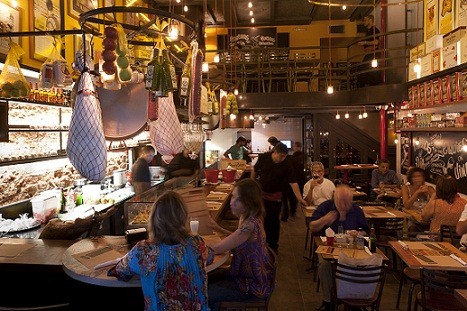 Ao lado dos tapas, a cerveja Estrella Damm é bastante difundida em toda a Europa. Por aqui, pode ser encontrada no Venga!, no Leblon<br>