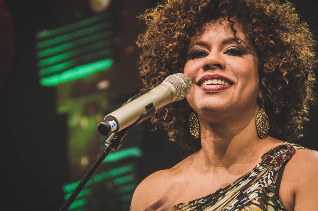 Ana Costa Ana Costa no palco, sorrindo