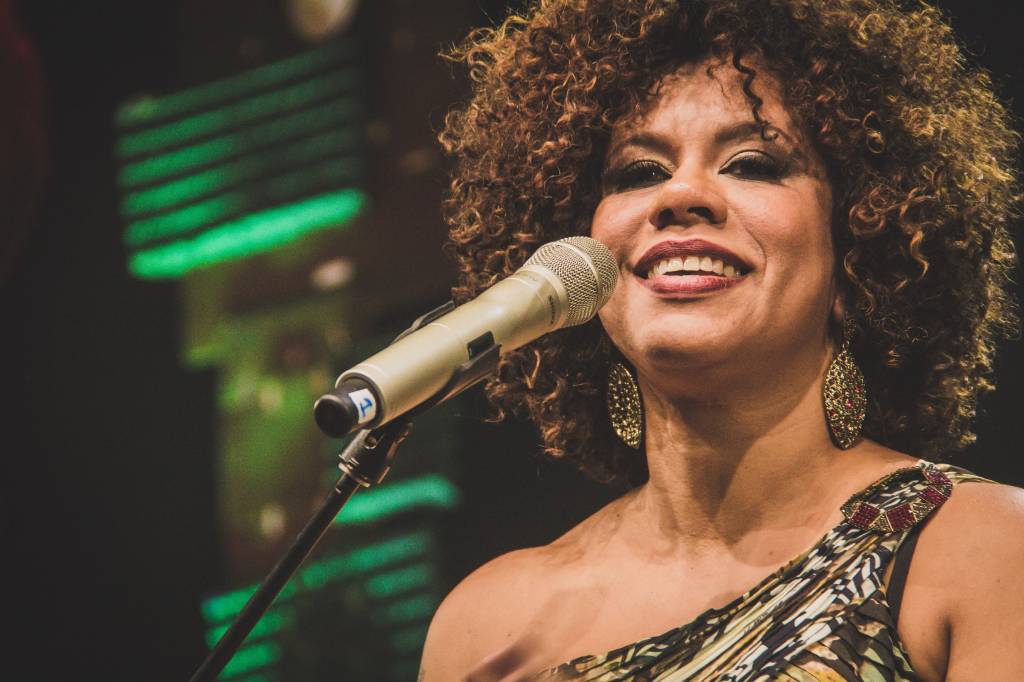 Ana Costa no palco, sorrindo