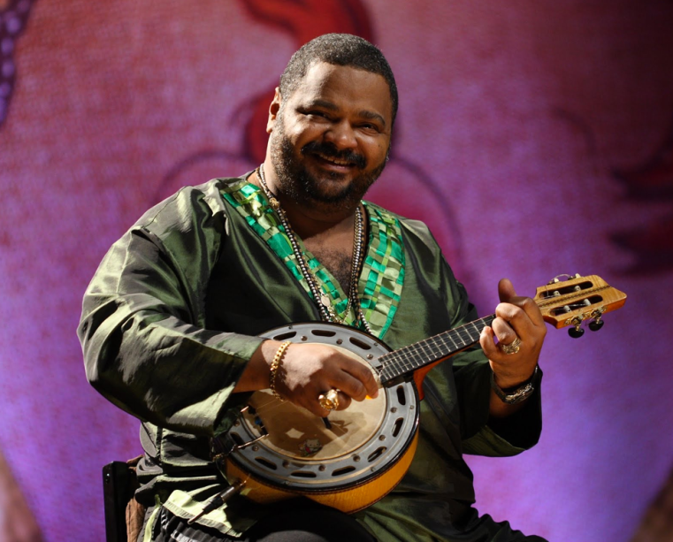Sambista interpreta seus sucessos no Samba in Rio